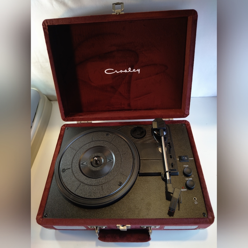 Crosley Red Portable Turntable - Picture 5 of 11
